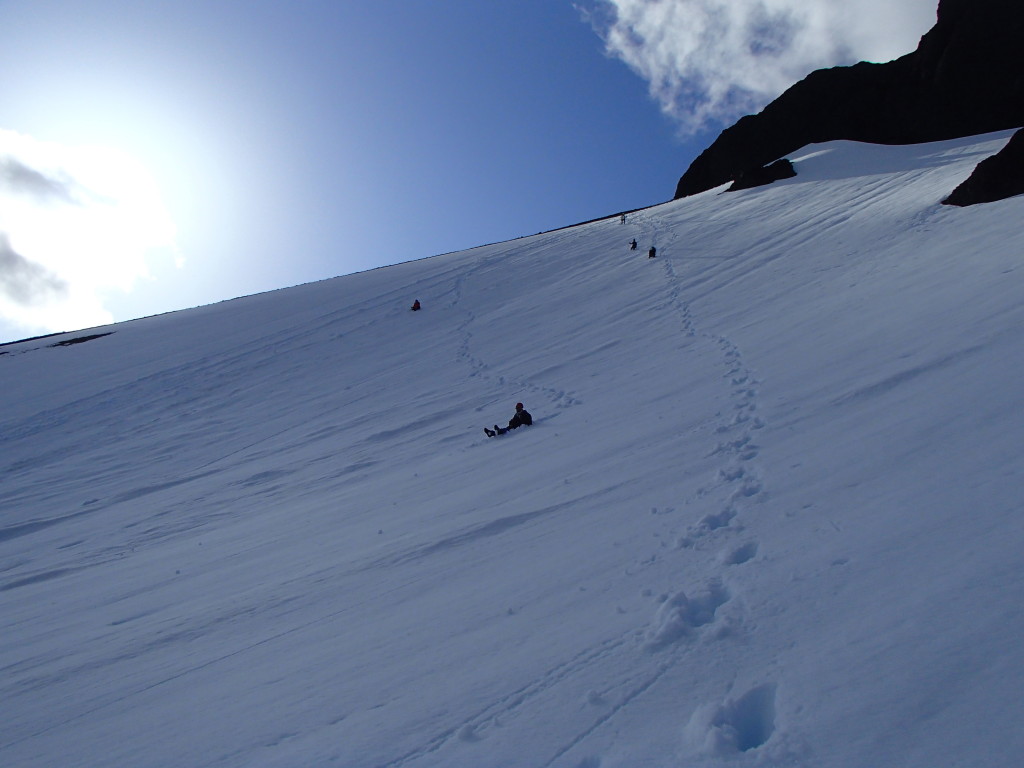 Bumsliding, an advantage of the spring ascent. (Jens Vent-Schmidt)