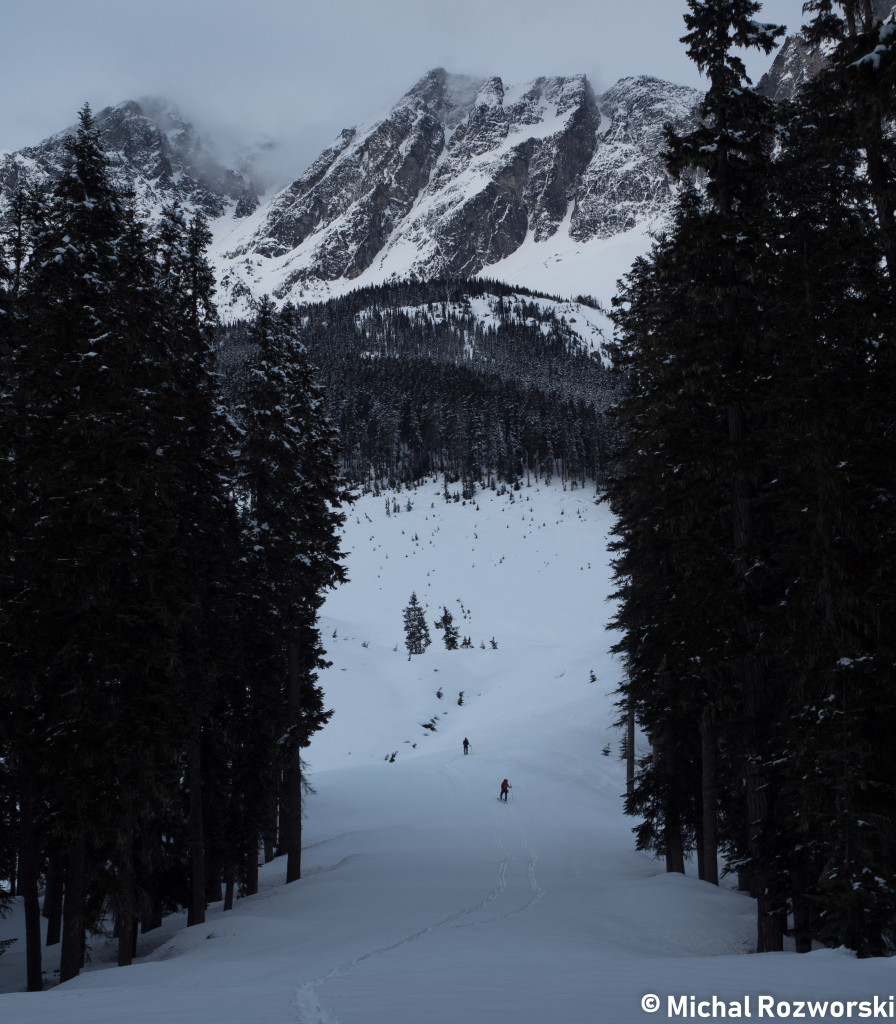 Down into the Salal valley, Athelstan up ahead. Photo: Michal Rosworski