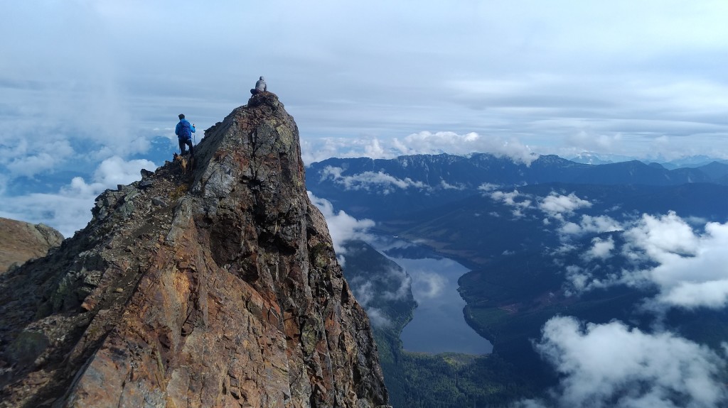 High above the valley - Tinyung Niu