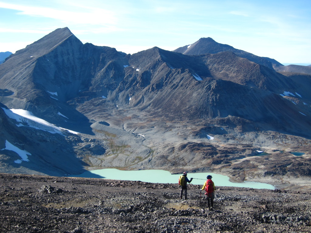 Descending to Vic Lake, Mt Vic on the left. (Photo Alberto Contreras)