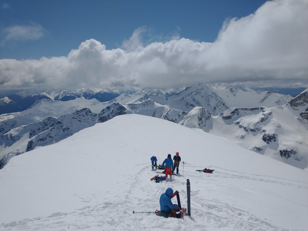 Group on the sub-summit of Cirque Peak (2477m)