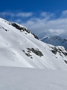 Looking east towards the east side of Decker shoulder. Me and Will’s descent tracks on the lower right, and the rest of the group’s skin tracks on the higher left. We were lucky that it didn’t shed while we crossed. 