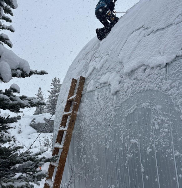 Working on the roofcap. PC: Sophie Wigman