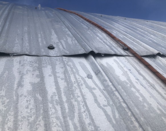 Gaps between metal plates. PC: Duncan MacIntyre